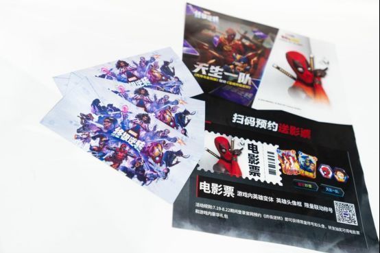 《漫威终极逆转》X《死侍与金刚狼》联动宣传片在Chinajoy网易舞台播放，现场观众聚精会神观看大屏画面