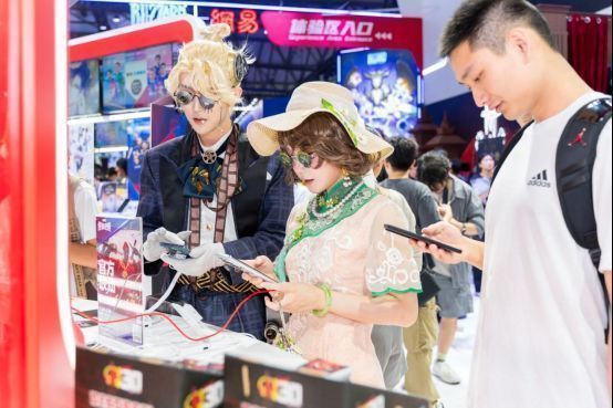 国服策划在试玩区为新人玩家讲解《漫威终极逆转》玩法，玩家认真聆听