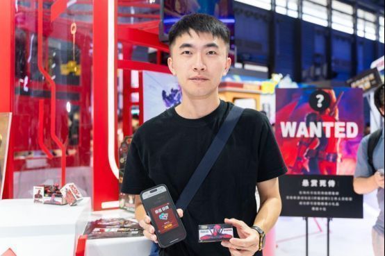 试玩区玩家专注操作平板进行对战，周围摆满漫威周边奖品