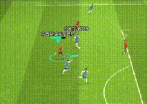 安布罗西尼在比赛中飞身滑铲拦截对手传球的动态画面