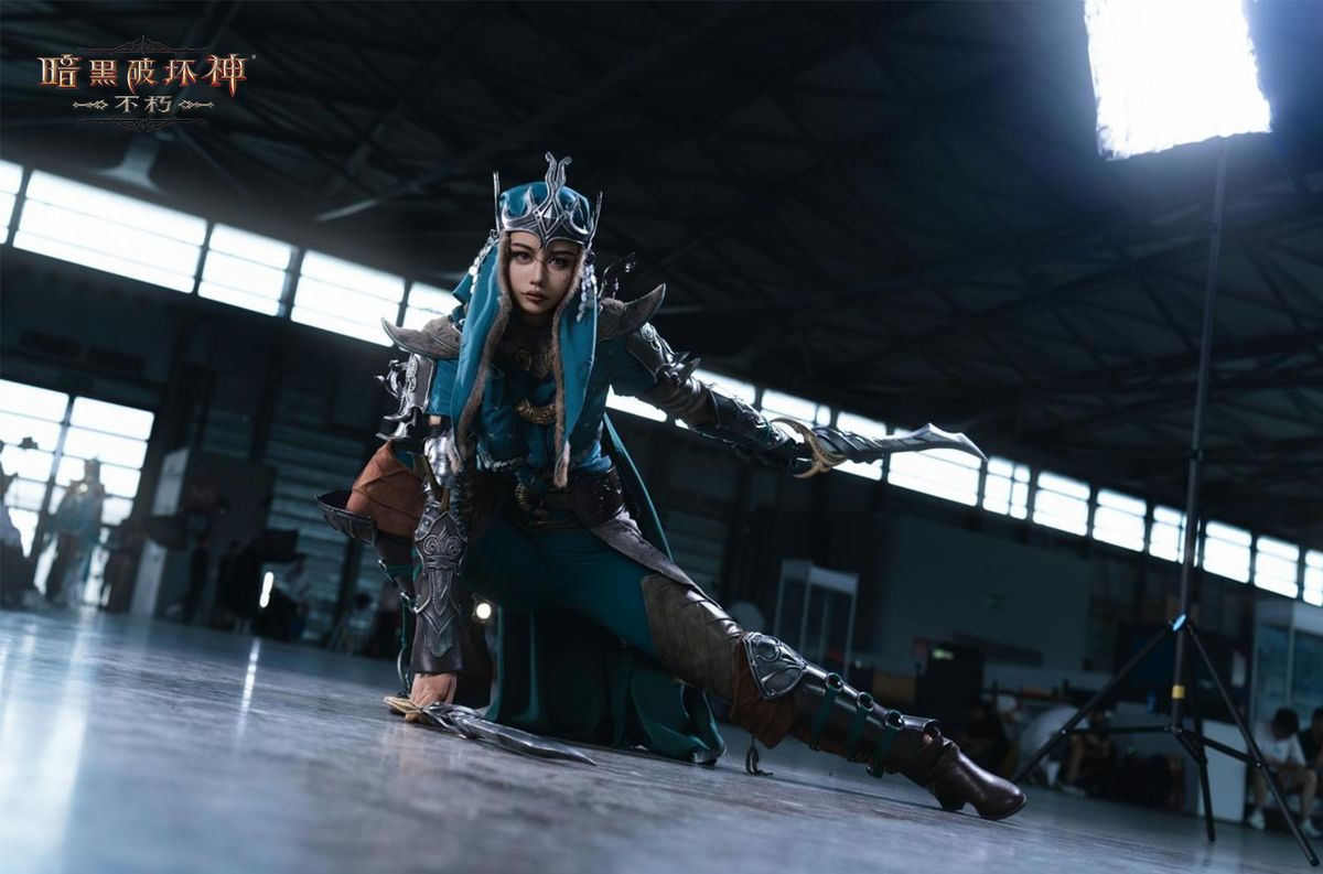 ChinaJoy现场《暗黑破坏神：不朽》展台全景，灯光炫目，人群聚集，氛围热烈