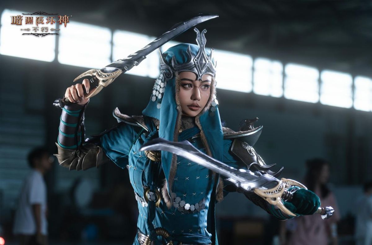 Coser身着雾刃战甲，手持双刃，神情冷峻，背景为风暴与海浪交织的暗黑风格画面