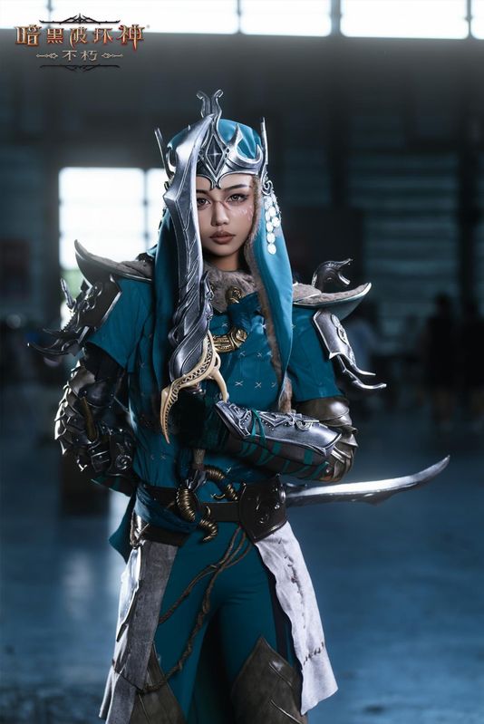 舞台上的雾刃Coser做出战斗姿态，灯光聚焦，观众围拢，气氛热烈