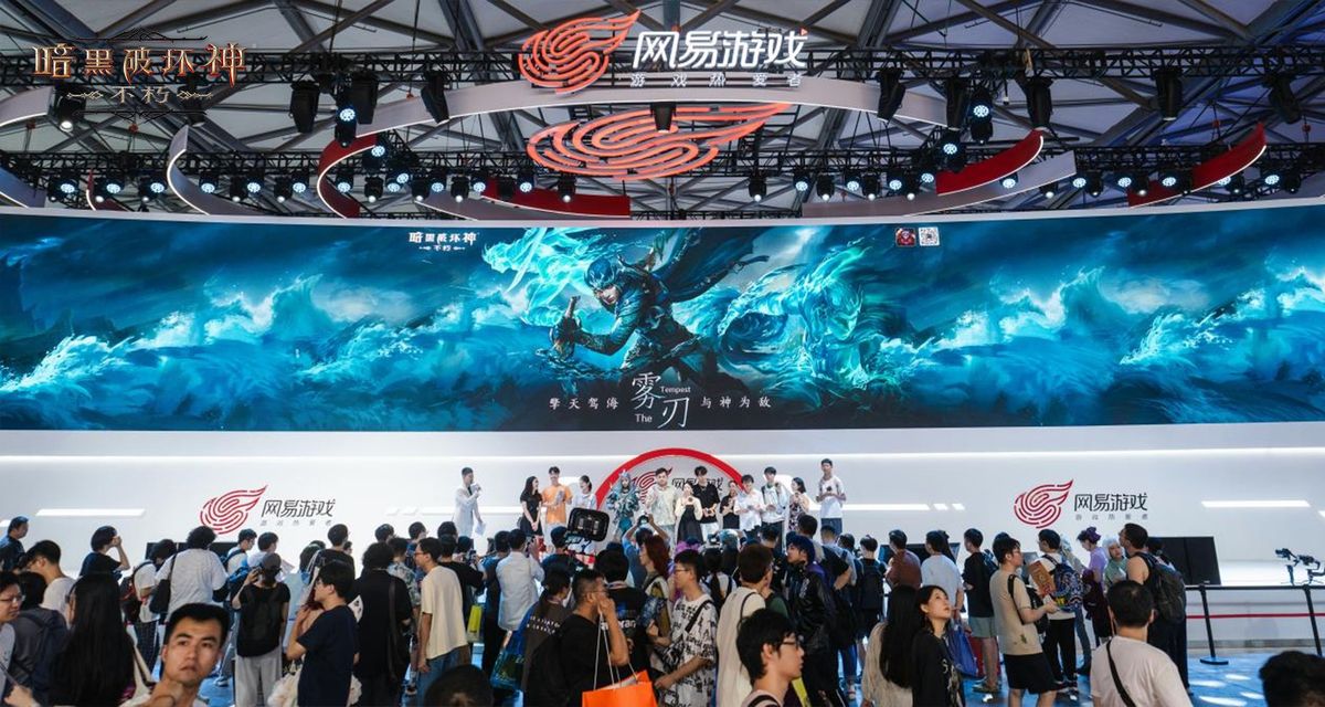 玩家在舞台上模仿雾刃动作，Coser在一旁指导，台下观众鼓掌助威