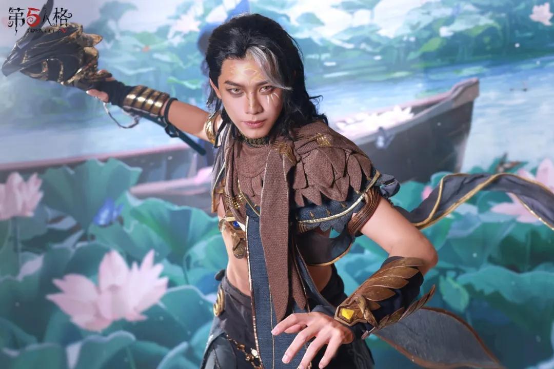 活动现场人头攒动，玩家们积极参与游戏，背景展板展示大暑节气主题