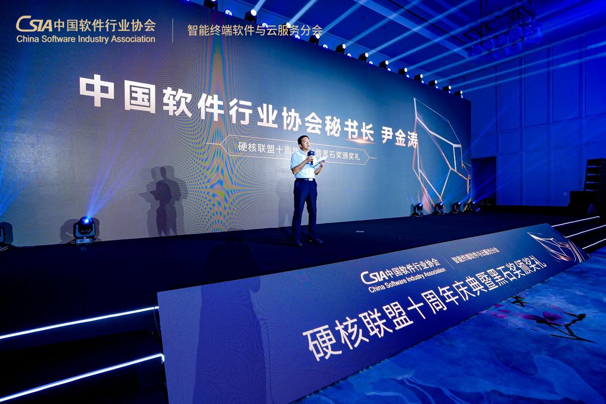 中软协副秘书长尹金涛在黑石奖现场发表演讲，神情专注