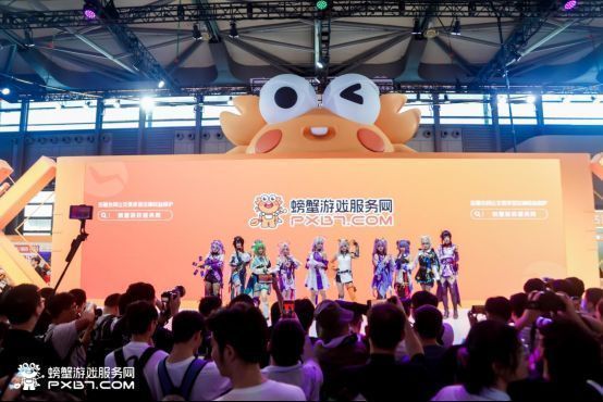 螃蟹账号展台全景图，灯光璀璨，人潮涌动，充满科技感与二次元氛围