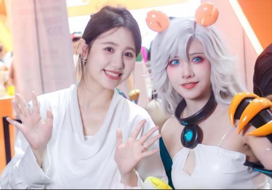 一栗小莎子与螃蟹娘同台互动，笑容灿烂，现场观众围观点赞