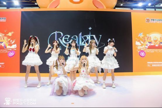 台下观众热情挥舞手机灯光，沉浸于表演之中