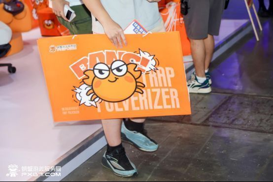 展区内设有多个反诈知识互动展板，玩家认真阅读