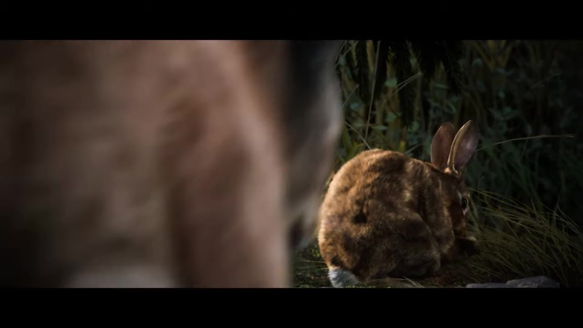 玩家与猎犬在树林中并肩前行，周围落叶纷飞，气氛紧张