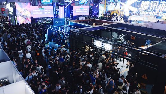 玩家在催更专区排队写下催更留言，气氛热烈，展台布置成复古唱片店风格