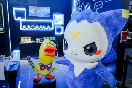 急急鸭作为催更大使出现在展台，吸引众多玩家合影，形象呆萌可爱