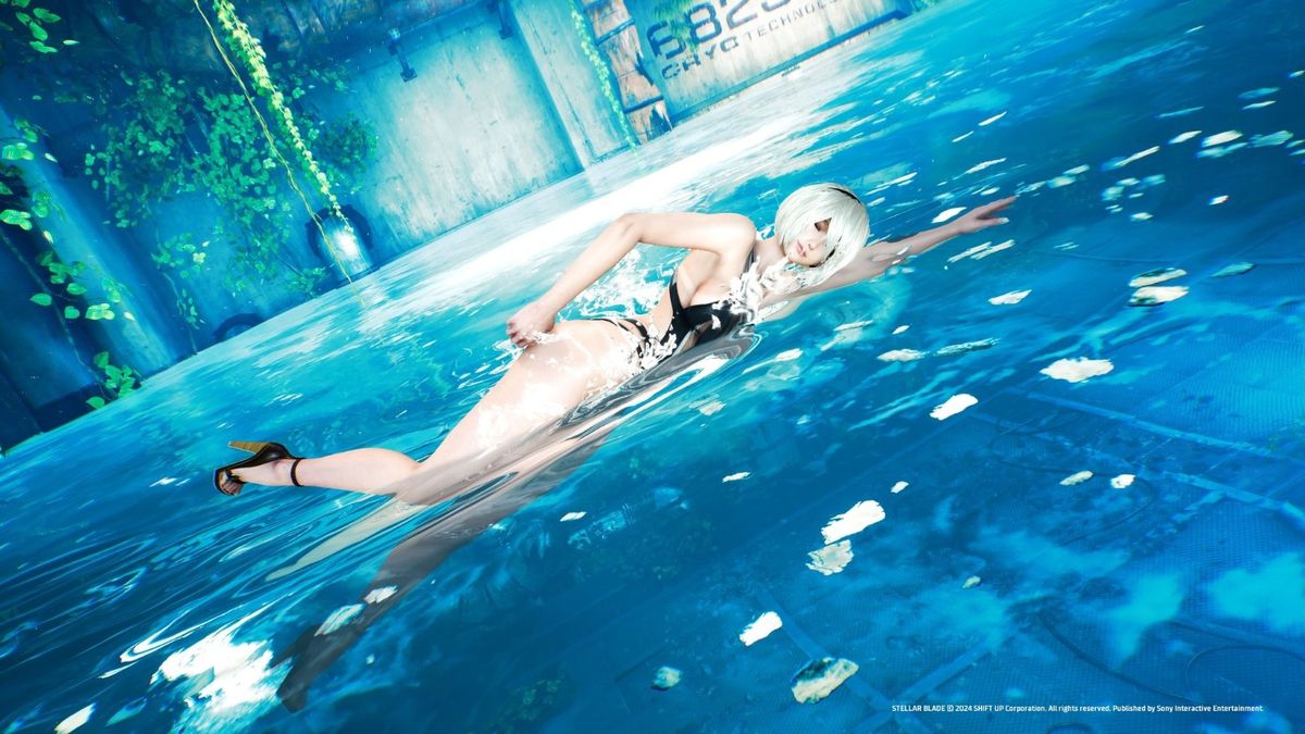 角色空中跃起，武器挥舞出蓝色能量轨迹，背景火花四溅