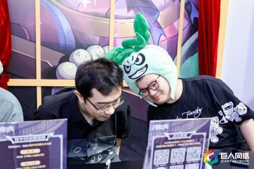 《月圆之夜》ChinaJoy展台现场图，玩家佩戴曼德拉草头套参与斗舞活动，背景为镜子魔女与小红帽主题装饰