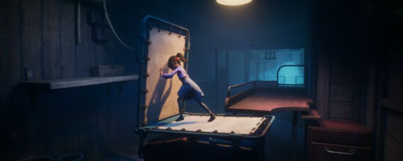 《熊视眈眈》游戏主界面画面，昏暗森林背景中一双发光的眼睛正凝视着玩家，营造出强烈的恐怖氛围