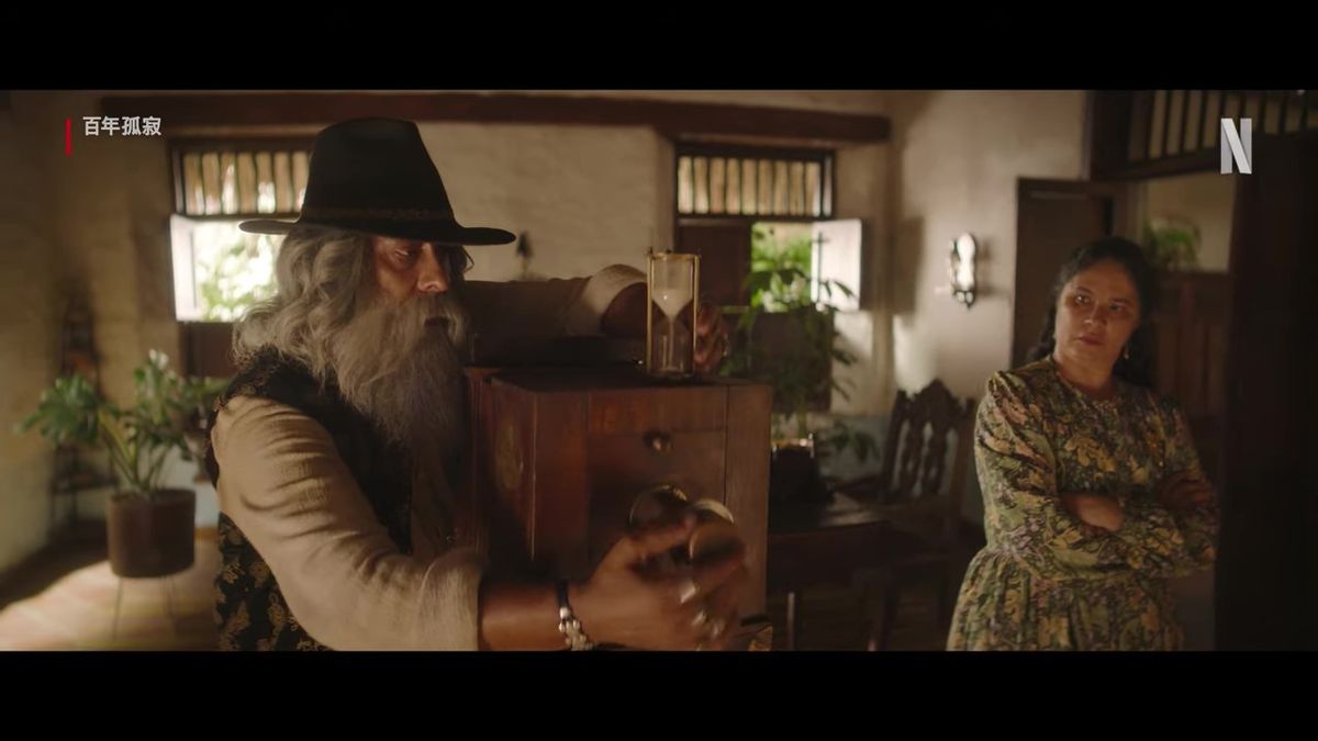 波恩地亚家族成员围坐在餐桌旁，神情各异，烛光映照下气氛凝重