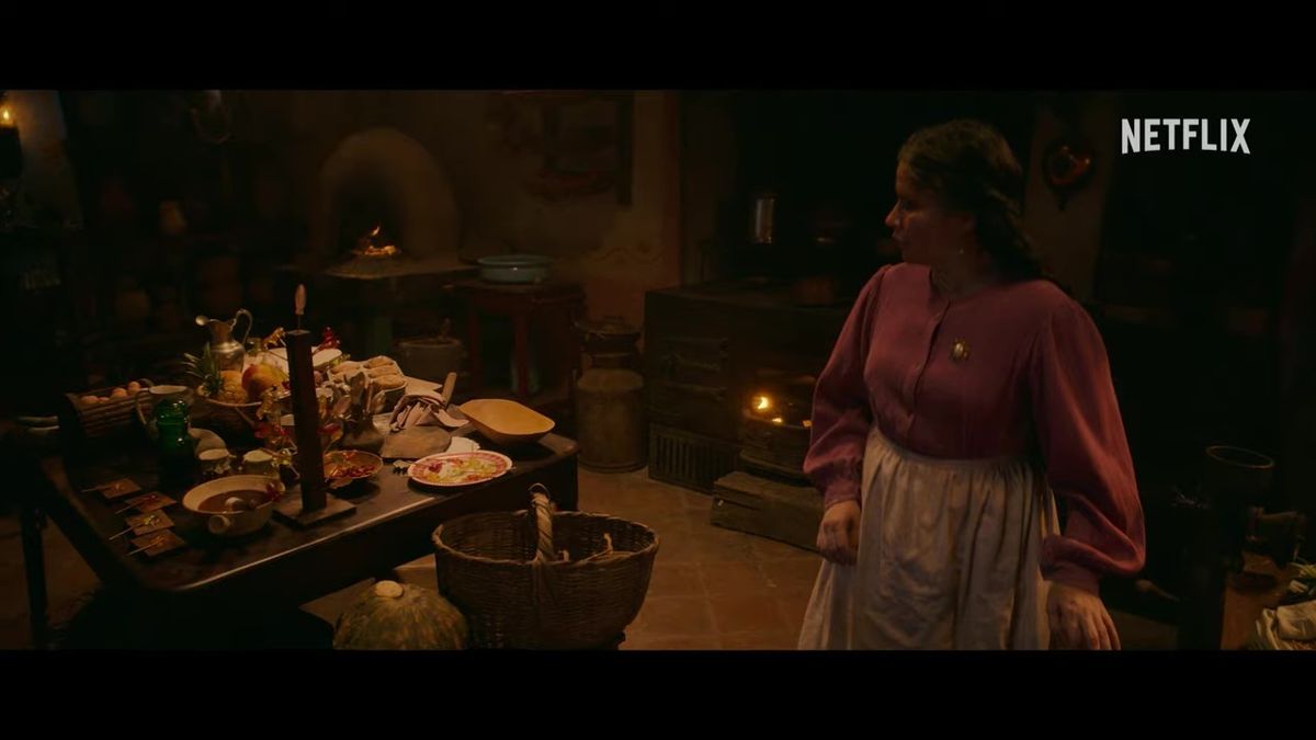 幽暗房间内，一本古老书籍摊开，手绘地图与神秘符号清晰可见