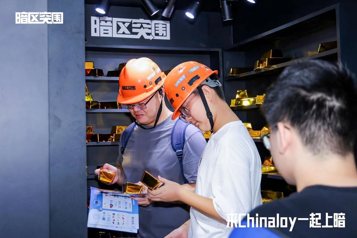 巨型保险箱内金光闪闪，堆满金条与贵重物品，周围玩家围观拍照