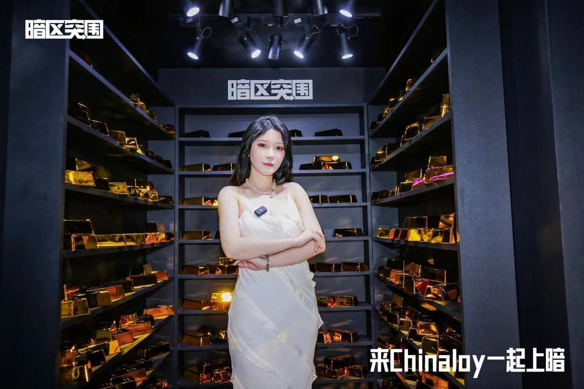 夜晚灯光下的保险箱装置更加炫目，反射出金属光泽，吸引众多观众驻足