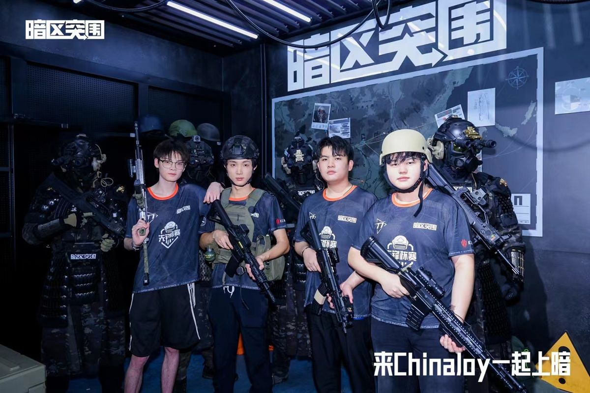 T7与EDG战队在舞台进行《暗区突围》表演赛，大屏实时播放游戏画面