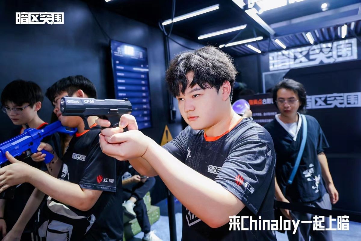 现场观众专注观看比赛，气氛紧张，导播台与解说席布置专业