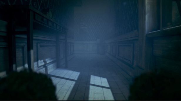 镜中倒影与实际人物动作不一致，小女孩身后站着模糊的高大黑影，镜面裂痕蔓延