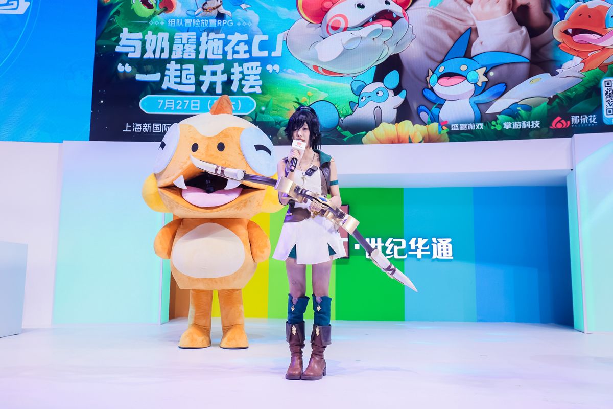 视频博主‘不吃奶露拖’身穿《云海之下》弓箭手服装，躺在展台小床上熟睡，周围观众举手机拍摄