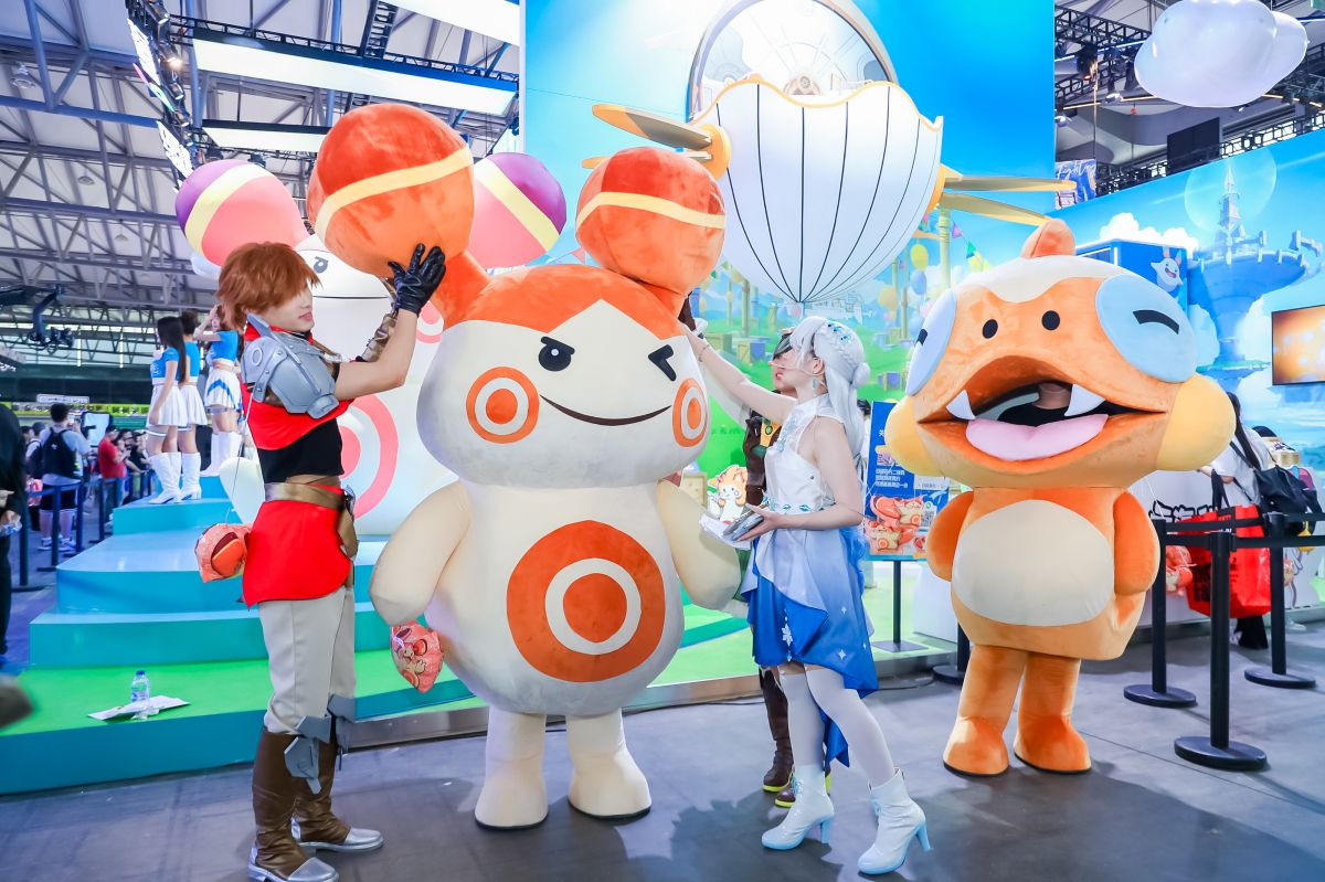 《云海之下》幻兽‘沙球’立牌特写，圆滚滚的身体搭配砂槌耳朵，表情呆萌可爱