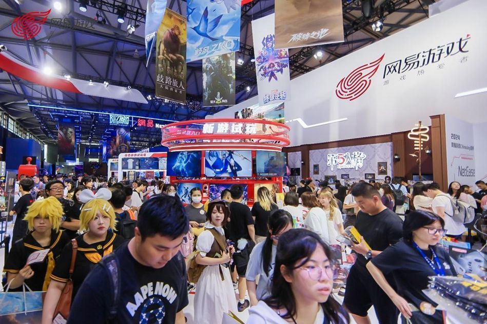 ChinaJoy现场网易游戏展台全景，灯光璀璨，人头攒动，充满科技感与互动氛围