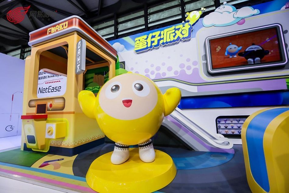 《蛋仔派对》展区玩家与蛋仔人偶互动合影，背景充满卡通色彩与欢乐元素