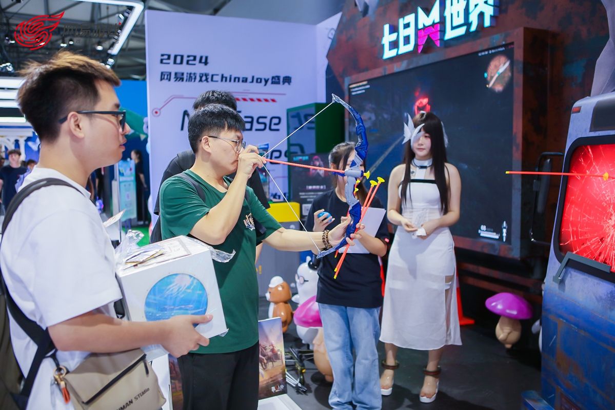 《七日世界》玩家体验弓箭射击怪物，现场充满紧张与兴奋感