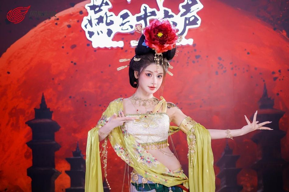 《燕云十六声》千夜幻境展区，玩家沉浸于神秘东方风格布景中