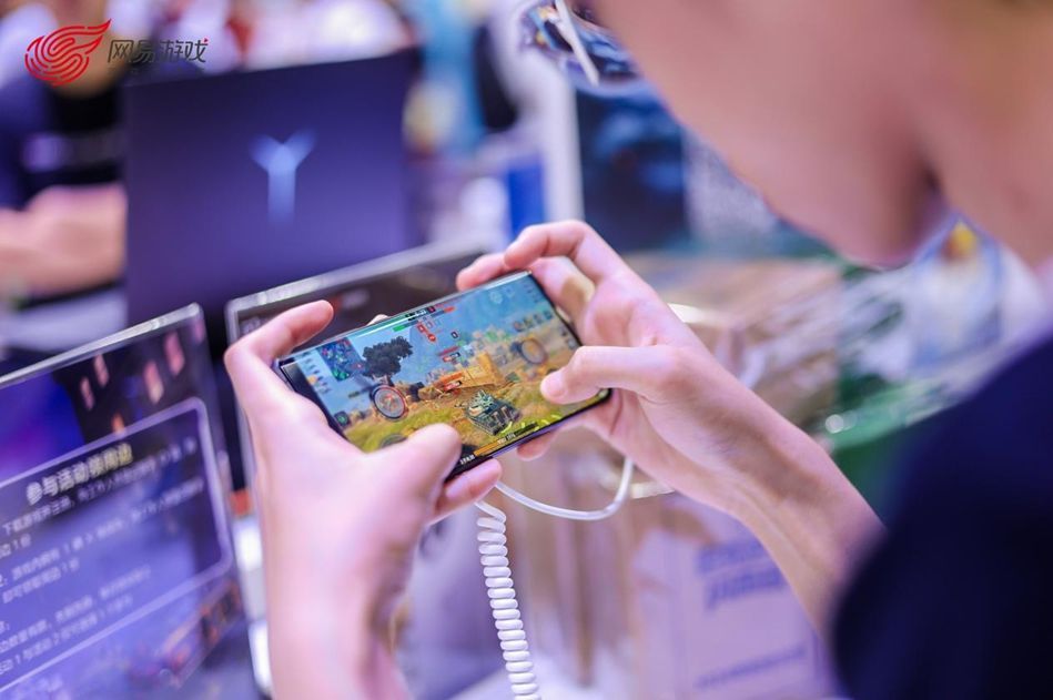 经典游戏试玩区人头攒动，玩家热情高涨