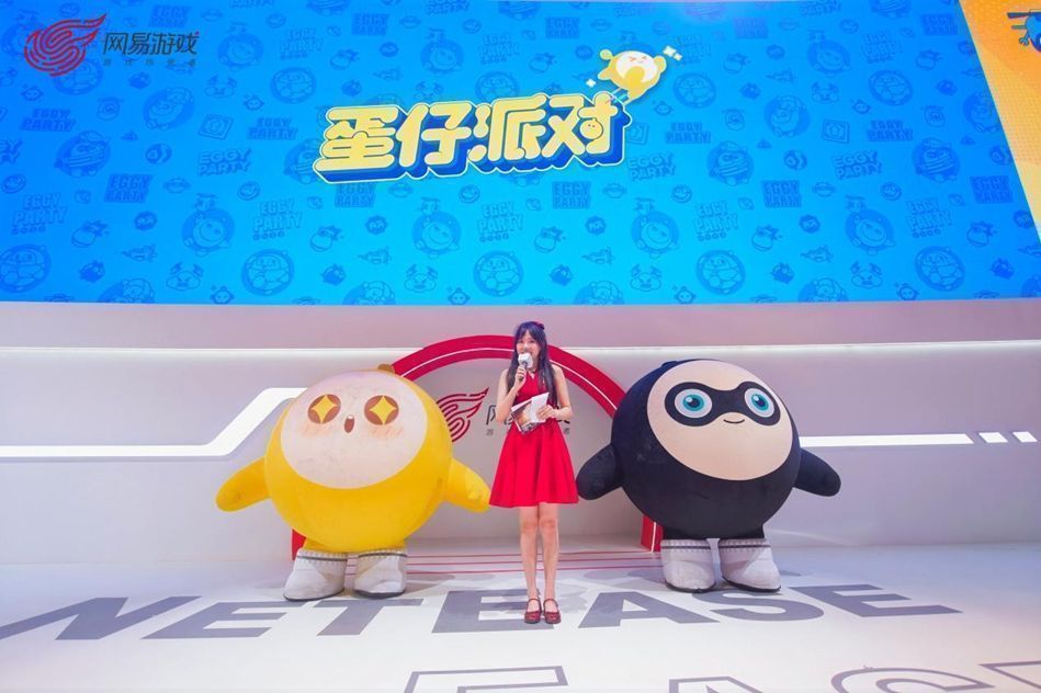 coser在舞台上表演《第五人格》舞台剧，剧情紧张，观众专注观看