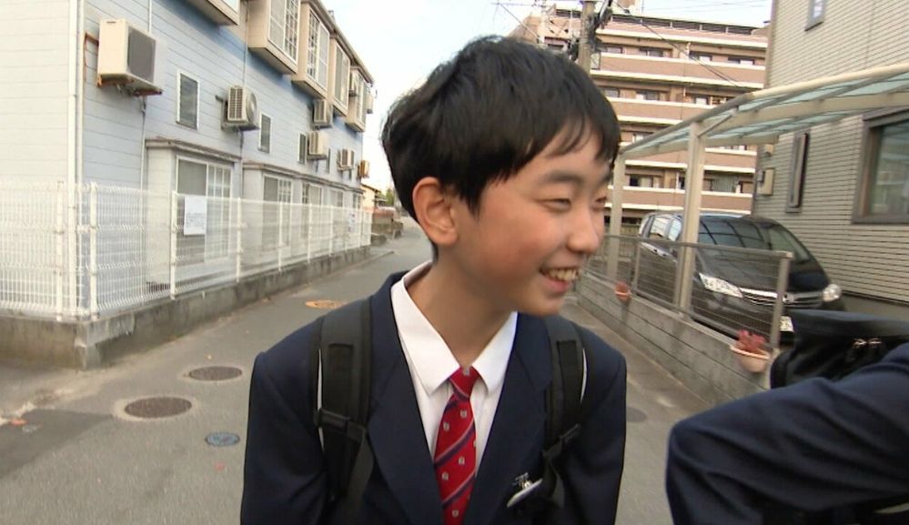 今村建太展示其国家毒物操作师资格证书，证书上印有官方徽章和编号