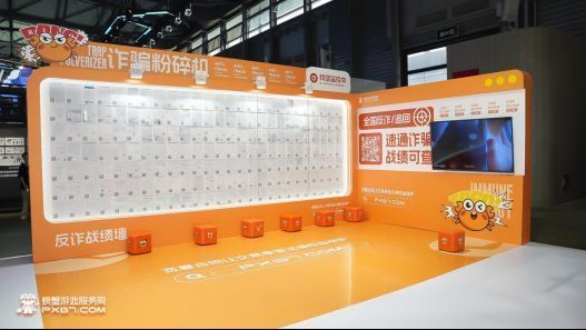 一栗小莎子身穿时尚CJ装扮，与螃蟹娘玩偶亲密合影，笑容灿烂，现场氛围热烈