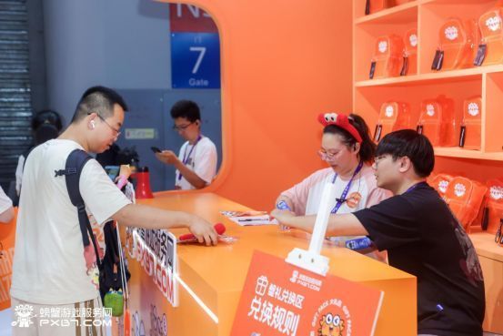 展台设置的安全知识展板，图文并茂地讲解常见诈骗手法