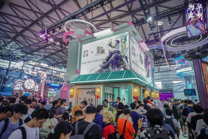 《物华弥新》展台全景图，墨绿色主色调搭配暖黄灯光，营造出古典雅致的博物馆氛围，参观者络绎不绝