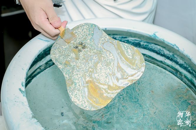 鸟音山水钟角色立绘展示，身穿科技感与古风融合的制服，手持时钟装置，眼神清澈充满好奇