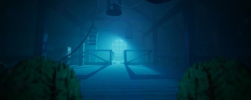 《熊视眈眈》游戏画面截图，昏暗森林中的木屋透出微弱灯光，远处隐约可见一个高大黑影伫立，氛围阴森诡异