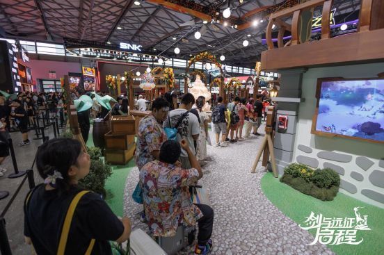 玩家在展台前参与互动游戏，工作人员发放周边奖品