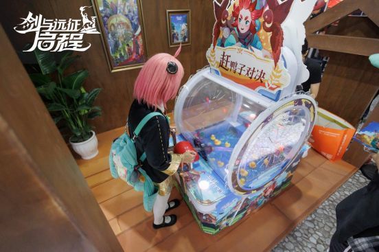 《剑与远征：启程》限定周边展示，包含立牌、徽章与主题袋