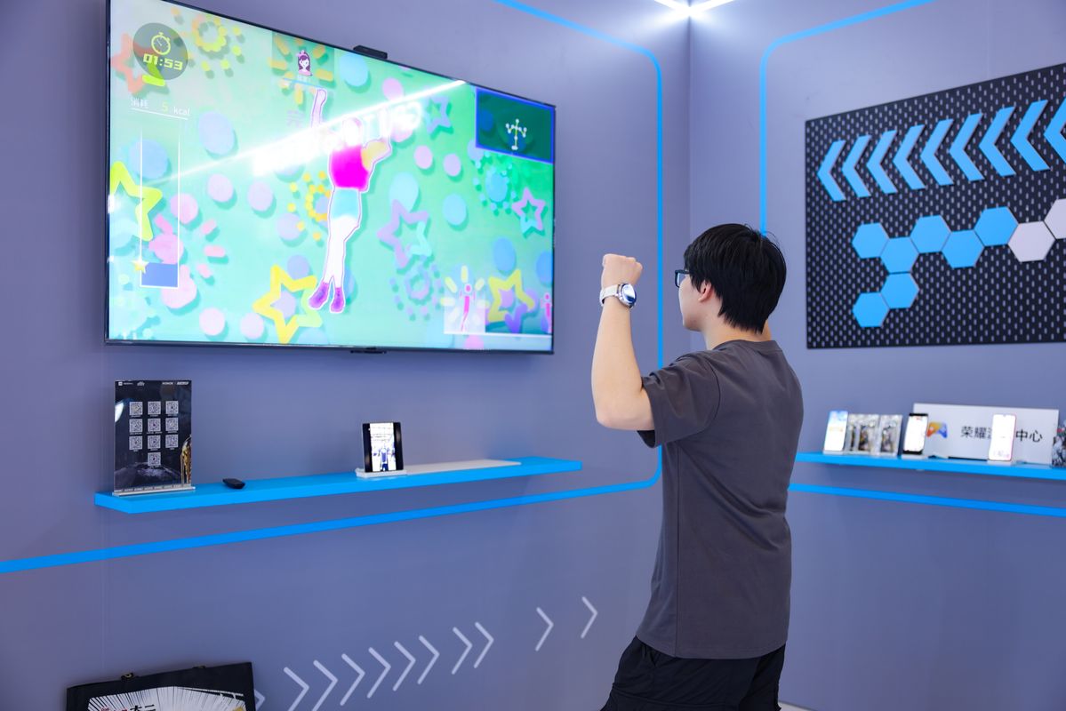 玩家在体感区跳跃躲避障碍，大屏显示其动作同步角色，周围观众鼓掌喝彩