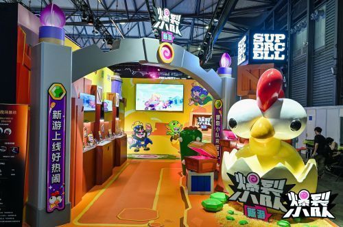 玩家与展台NPC‘哥布林’合影互动，背景为‘爆裂巡游’主题装饰，气氛热烈