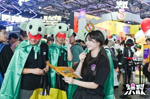 哥布林巡游队伍在展区周围行走，吸引大量玩家围观拍照，互动氛围浓厚