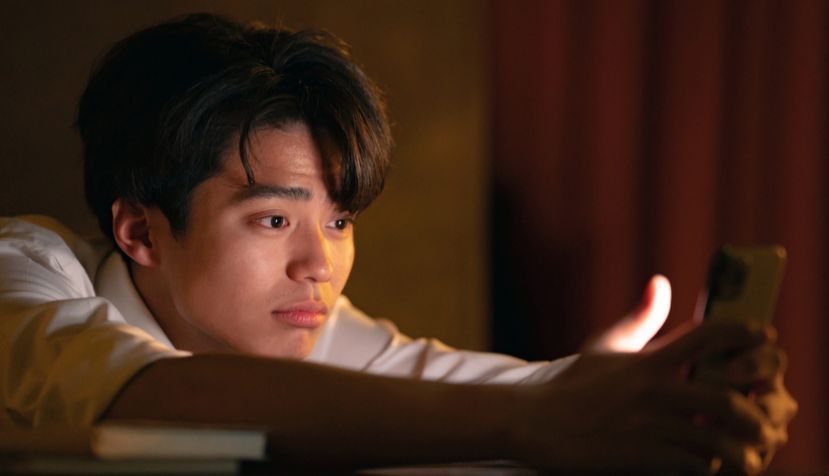 DeNA高管桥本之克在会议中分析SNS游戏发展趋势，背景展示多款热门社交手游界面