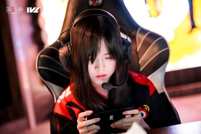 WBG_Persica赛后采访画面，身着队服，神情坚定地面对镜头