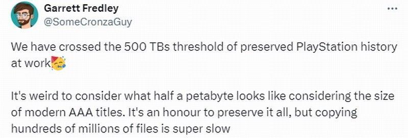 数据存储设备内部视图，高密度磁带库整齐排列，指示灯闪烁显示运行状态