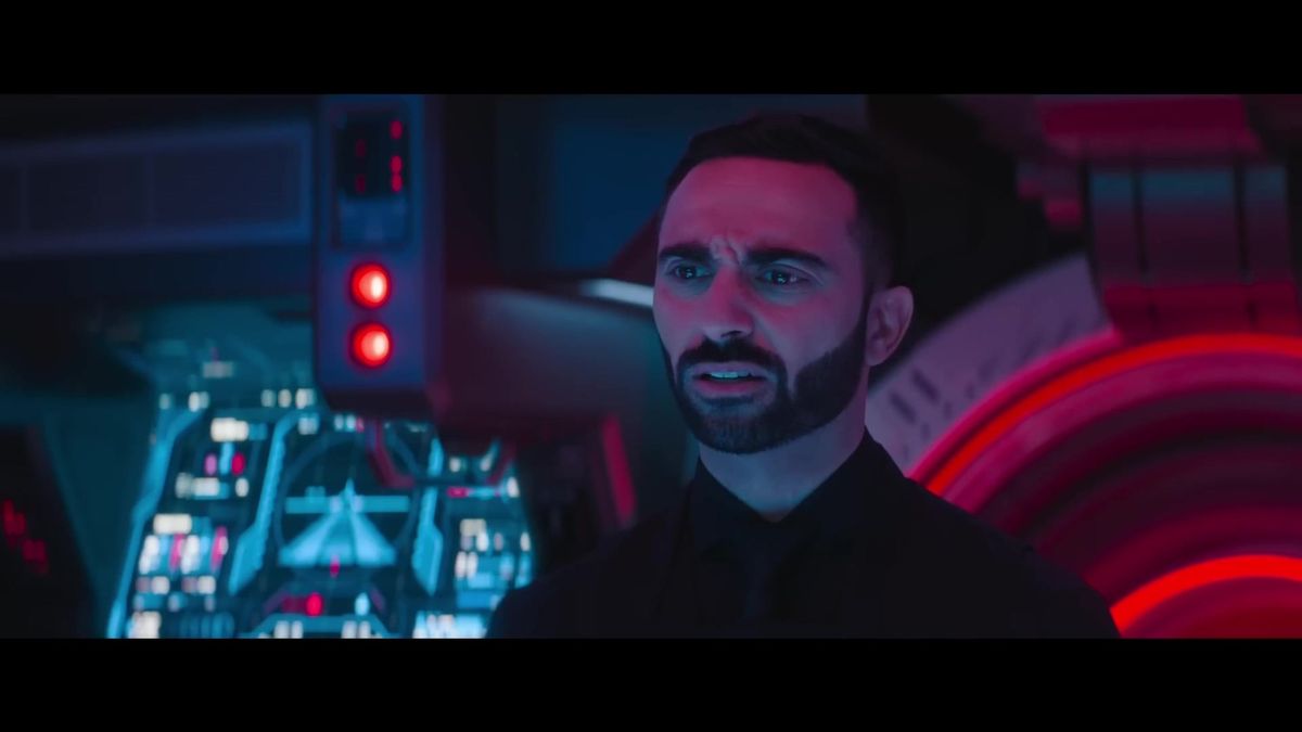 汤姆警官手持设备，神情凝重地分析数据